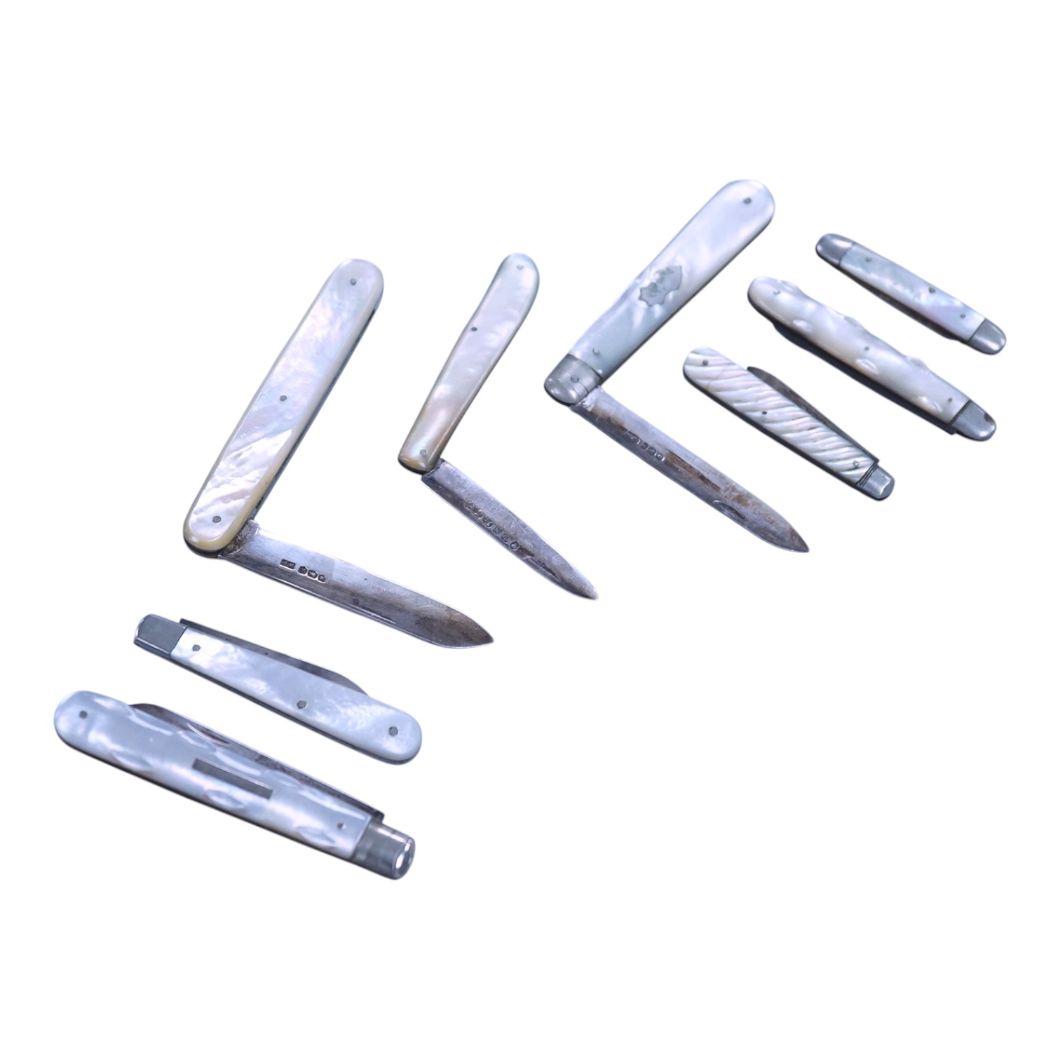 Eight assorted late 19th/early 20th century mother of pearl handled silver pocket fruit knives, largest William Needham, Sheffield, 1927, 83mm.